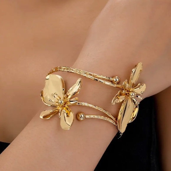 18K Gold Plated Floral Design Bracelet - Picture 3 of 8